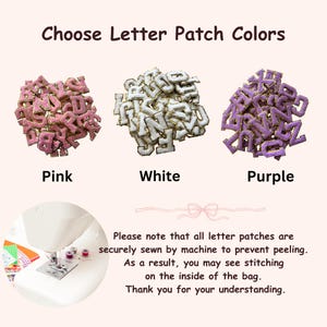 以下が含まれることがあります： ピンク、白、紫の文字パッチの画像。「Choose Letter Patch Colors」の文字が上部にあります。「Pink」、「White」、「Purple」の文字がそれぞれの色の下にあります。画像にはミシンとパッチに関するテキストも含まれています。
