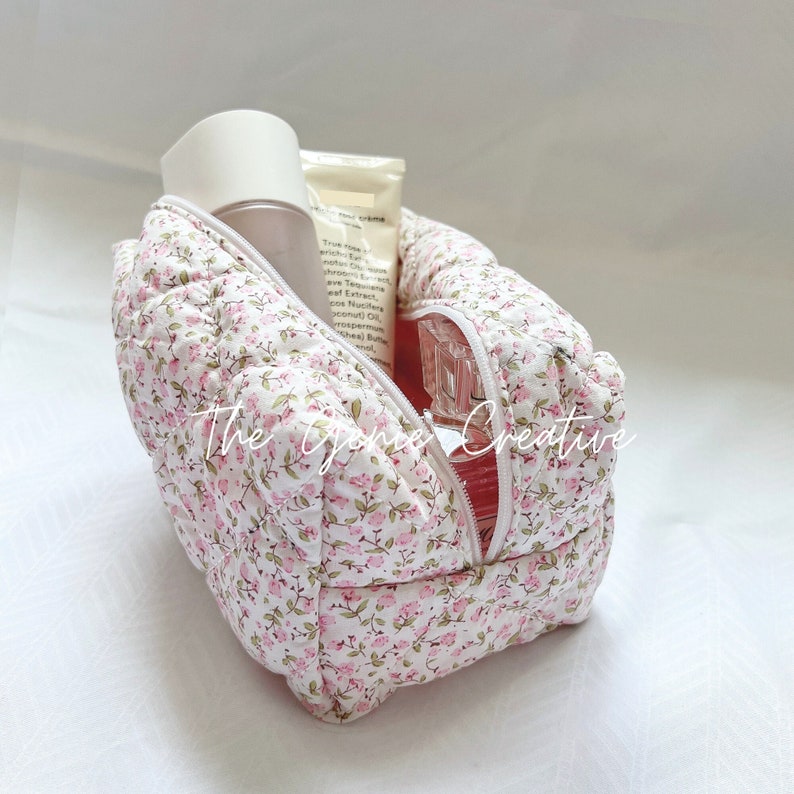 Kleine gesteppte Make-up-Tasche, florale Make-up-Tasche, handgefertigte ästhetische Kosmetiktasche, Blumen-Kosmetiktasche, gesteppte Baumwolle, Reisetasche, Brautjungfern-Geschenk Rosa