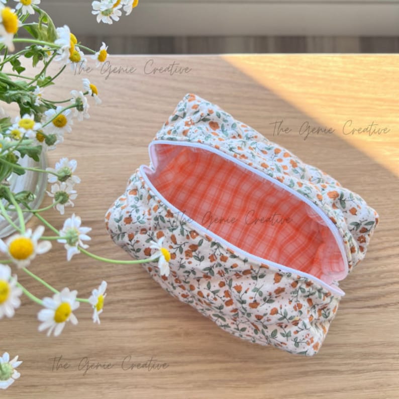 Kleine gesteppte Make-up-Tasche, florale Make-up-Tasche, handgefertigte ästhetische Kosmetiktasche, Blumen-Kosmetiktasche, gesteppte Baumwolle, Reisetasche, Brautjungfern-Geschenk Orange