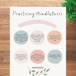 Peut inclure: Une affiche imprimable avec un fond aquarelle rose, bleu et vert. L'affiche présente une liste de pratiques de pleine conscience, notamment manger sans distractions, se promener en prêtant attention à ses sens, tenir un journal le soir, marcher pieds nus, écouter de la musique et pratiquer la respiration profonde.