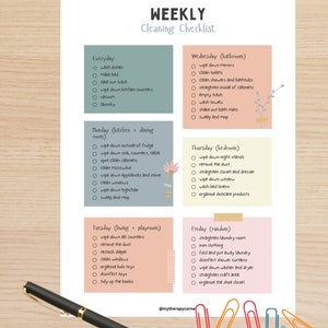 Peut inclure: Une liste de contrôle de nettoyage hebdomadaire aux couleurs pastel. La liste est divisée en tâches quotidiennes, notamment tous les jours, lundi, mardi, mercredi, jeudi et vendredi. Un stylo noir et des trombones colorés sont sur la surface.