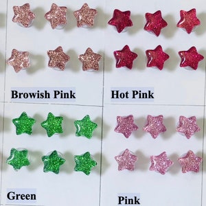 Puede incluir: Surtido de 10 colores de adornos de resina con purpurina en forma de estrella. Los colores son lila, rosa parduzco, rosa intenso, multicolor, rosa claro, verde, rosa y dorado.