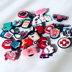 20 adornos médicos para zapatos - Set de regalo para enfermeras y médicos (20 adornos) + 5 adornos gratis al por mayor / adornos para técnicos de farmacia