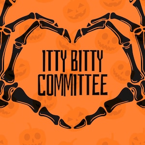 Peut inclure: Un fond orange avec un motif répétitif de citrouilles d'Halloween. Deux mains squelettiques noires sont positionnées pour former un cœur au centre. Le texte ITTY BITTY COMMITTEE est imprimé en lettres capitales noires à l'intérieur du cœur.