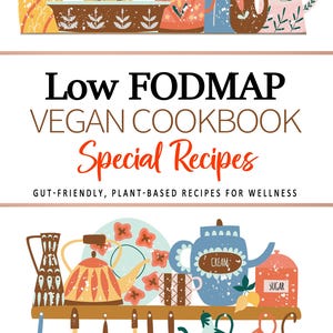 Op de afbeelding: Een kleurrijke kookboekomslag met de titel "Low FODMAP Vegan Cookbook Special Recipes" en de ondertitel "Darmvriendelijke, plantaardige recepten voor welzijn". De omslag toont een vintage keukenscène met kleurrijke theepotten, mokken en keukengerei.