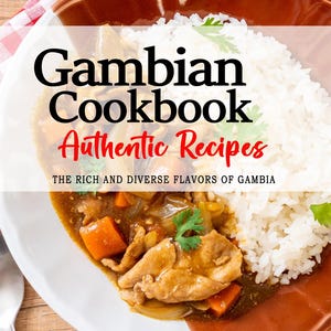 Puede incluir: Un libro de cocina gambiano con el título "Recetas auténticas" y el lema "Los ricos y diversos sabores de Gambia". La portada presenta un primer plano de un tazón blanco con un borde marrón, lleno de un guiso de carne, verduras y arroz.