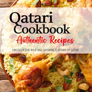 Puede incluir: Primer plano de un libro de cocina qatarí titulado "Qatari Cookbook Authentic Recipes" con el texto "Descubre los ricos y diversos sabores de Qatar". La imagen muestra un plato de arroz amarillo con pollo, nueces y pasas.