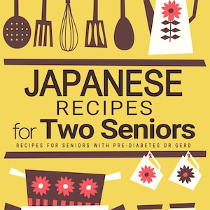 Op de afbeelding: Een boekomslag met een gele achtergrond en een titel die luidt "Japanse recepten voor twee senioren". De omslag toont een gestileerde illustratie van keukengerei, een theepot en een pot met bloemen. Het boek is van Janet Johns.
