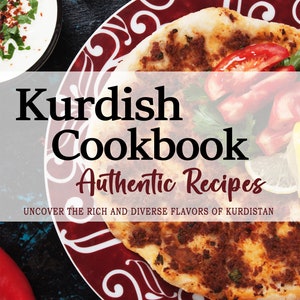 Può includere: Un piatto rosso con un design bianco presenta un pane piatto curdo guarnito con carne macinata, pomodori e prezzemolo. Il testo "Kurdish Cookbook Authentic Recipes" è visualizzato sopra il piatto. Il testo "Uncover the rich and diverse flavours of Kurdistan" è visualizzato sotto il piatto.