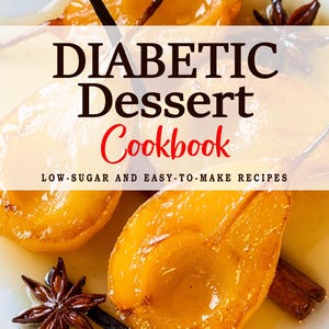 Puede incluir: Un libro de cocina titulado "DIABETIC Dessert Cookbook" con el lema "LOW-SUGAR AND EASY-TO-MAKE RECIPES". La portada presenta un primer plano de tres peras en almíbar con canela en rama y anís estrellado.