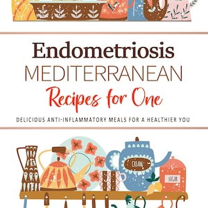 Op de afbeelding: Een kookboekomslag met een kleurrijke illustratie van keukengerei, waaronder een theepot, een waterkoker en een suikerpot. De titel van het boek is "Endometriose MEDITERRANEAN Recepten voor &eacute;&eacute;n" en de ondertitel is "LEKKERE ONTSTEKINGSREMMENDE MAALTIJDEN VOOR EEN GEZONDERE JIJ". De naam van de auteur, "Janet Johns", staat in cursief onderaan de omslag.