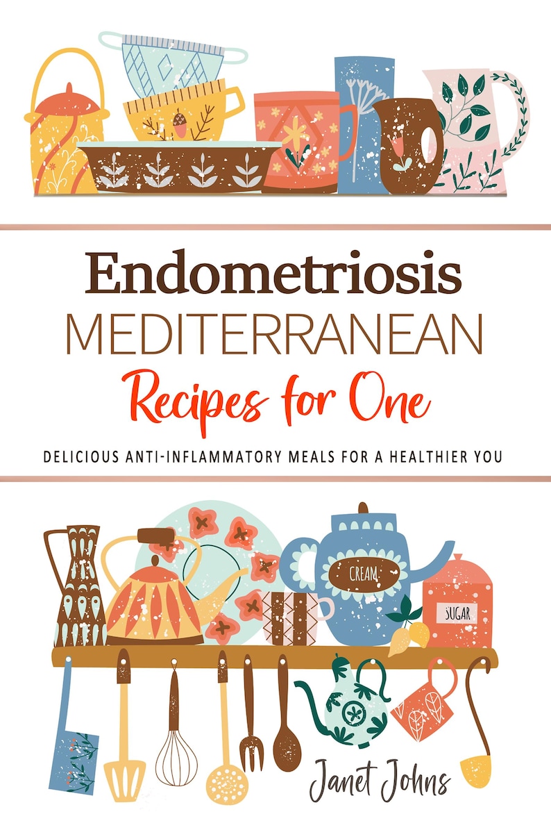 Op de afbeelding: Een kookboekomslag met een kleurrijke illustratie van keukengerei, waaronder een theepot, een waterkoker en een suikerpot. De titel van het boek is "Endometriose MEDITERRANEAN Recepten voor &eacute;&eacute;n" en de ondertitel is "LEKKERE ONTSTEKINGSREMMENDE MAALTIJDEN VOOR EEN GEZONDERE JIJ". De naam van de auteur, "Janet Johns", staat in cursief onderaan de omslag.