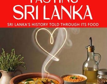 Op de afbeelding: Kookboekcover met de titel "Tasting Sri Lanka" in witte letters op een rode achtergrond. De afbeelding toont een hartvormig dampspoor boven een tafel met Sri Lankaanse gerechten, waaronder viscurry en rijst.