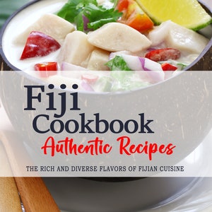 Puede incluir: Una portada de libro de cocina que presenta un tazón de comida de Fiji con una base de leche de coco blanca, cubierta con verduras cortadas en cubitos, pimientos rojos y una rodaja de lima. El texto de la portada dice "Fiji Cookbook Authentic Recipes" y "The Rich and Diverse Flavors of Fijian Cuisine". El nombre del autor, "MERE F. RATU", está impreso en la parte inferior de la portada.