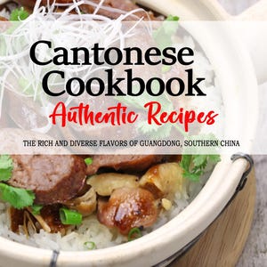 Op de afbeelding: Een close-up van een aardewerken pot gevuld met witte rijst, gesneden worst en champignons. De pot staat op een houten oppervlak. De tekst "Cantonese Cookbook Authentic Recipes" is over de afbeelding gelegd. De tekst "THE RICH AND DIVERSE FLAVORS OF GUANGDONG, SOUTHERN CHINA" staat onder de titel. De tekst "HUA LAN LIU" staat onderaan de afbeelding.