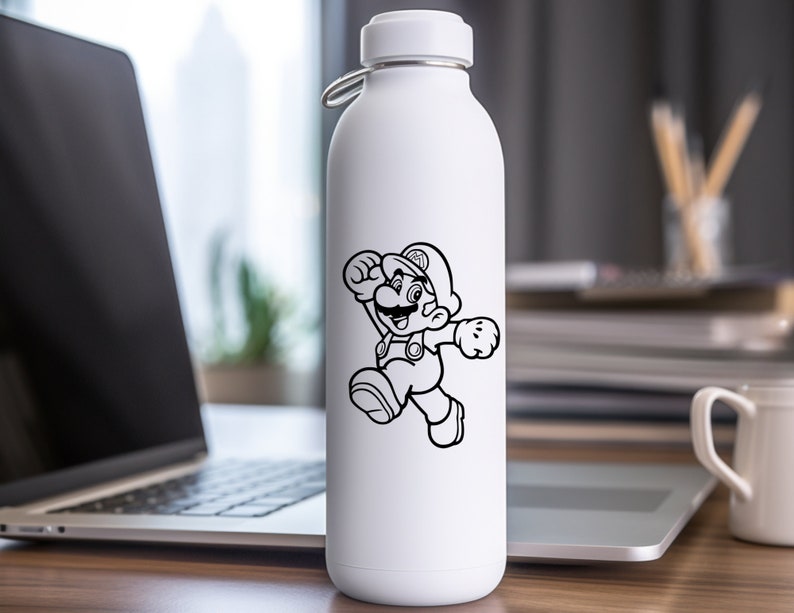 K&ouml;nnte beinhalten: Wei&szlig;e Wasserflasche mit einer Schwarzwei&szlig;illustration von Mario aus der Super Mario Videospielserie.