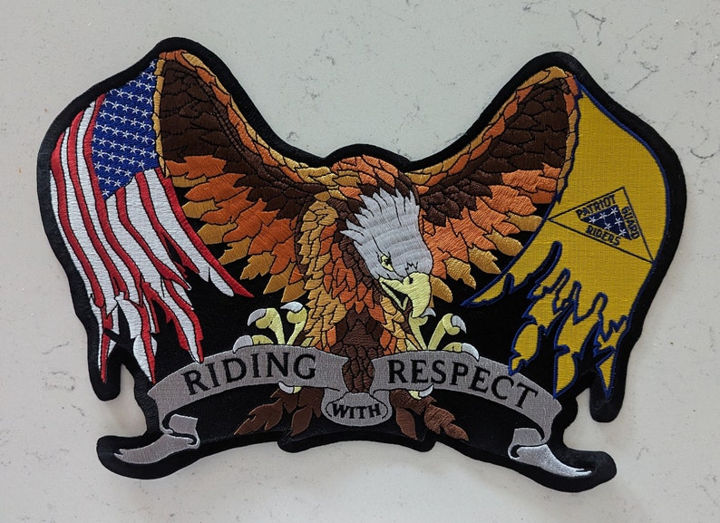 K&ouml;nnte beinhalten: Ein schwarzer gestickter Aufn&auml;her mit einem Adler, der eine amerikanische Flagge h&auml;lt, und ein gelber Aufn&auml;her mit dem Text "PATRIOT GUARD RIDERS". Der Adler h&auml;lt ein Banner mit dem Text "RIDING WITH RESPECT".