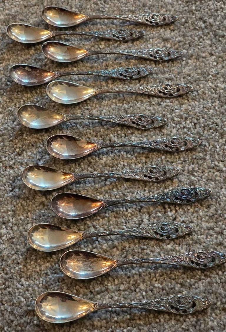 ヴィンテージ シルバー スプーン 12 本セット - *刻印入り* の豪華な