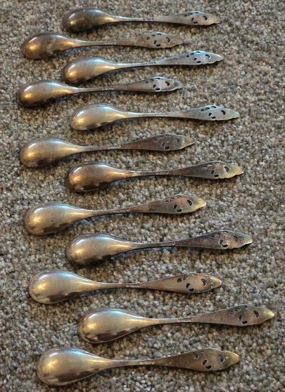 ヴィンテージ シルバー スプーン 12 本セット - *刻印入り* の豪華な