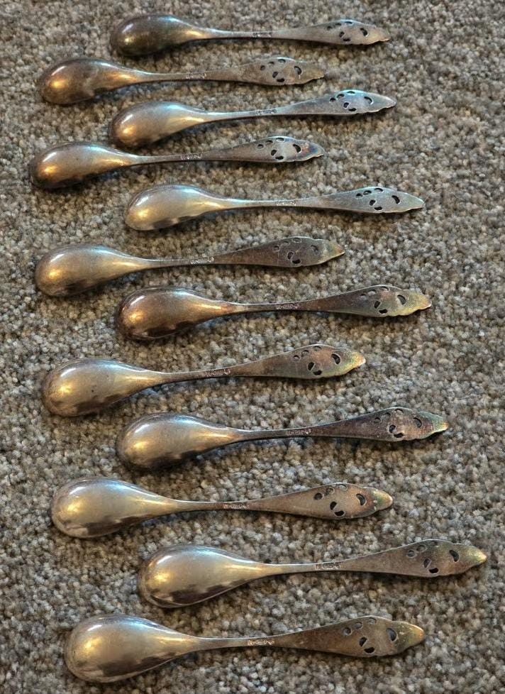 ヴィンテージ シルバー スプーン 12 本セット - *刻印入り* の豪華な