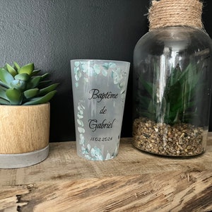 Może przedstawiać: Przezroczysty plastikowy kubek z zielonym wzorem kwiatowym i tekstem "Baptême de Gabriel 18.02.2024".