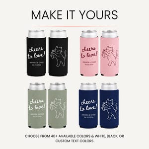 K&ouml;nnte beinhalten: Vier schlanke Dosenk&uuml;hler in Schwarz, Rosa, Salbeigr&uuml;n und Marineblau. Jeder zeigt den Text "cheers to love!" &uuml;ber "MIRANDA & CHASE 06.20.2026" und eine Strichzeichnung einer Katze, die eine Flasche und ein Glas h&auml;lt. Oben steht "MAKE IT YOURS".