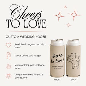 K&ouml;nnte beinhalten: Zwei beige Dosenk&uuml;hler aus Schaumstoff mit dem Text Cheers to love, Miranda & Chase, 06.20.2026 auf der Vorderseite und einer Strichzeichnung einer Katze mit einem Getr&auml;nk auf der R&uuml;ckseite. Die Grafik enth&auml;lt rote Sterne und Produktmerkmale.