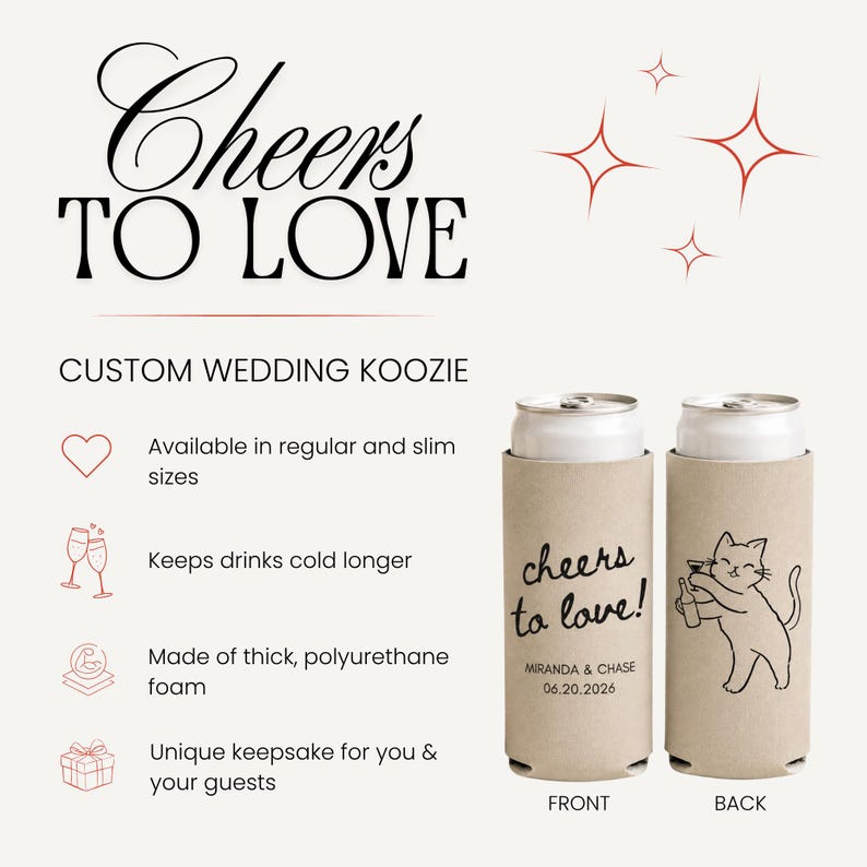 K&ouml;nnte beinhalten: Zwei beige Dosenk&uuml;hler aus Schaumstoff mit dem Text Cheers to love, Miranda & Chase, 06.20.2026 auf der Vorderseite und einer Strichzeichnung einer Katze mit einem Getr&auml;nk auf der R&uuml;ckseite. Die Grafik enth&auml;lt rote Sterne und Produktmerkmale.