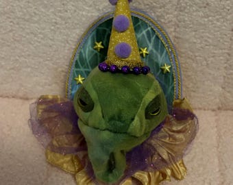 „Taxidermy“ Wand Kunst von Iguana Stofftier — Upcycled Plushie