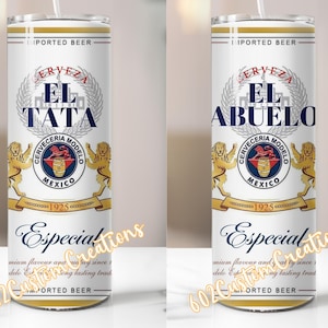 Op de afbeelding: Twee witte geïsoleerde bekers met een rietje, met een ontwerp dat doet denken aan een bierblikje. Op één staat "EL TATA" en op de andere "EL ABUELO" in blauw. Het ontwerp bevat een zilveren krans, een rood-blauw embleem en het woord "Especial".