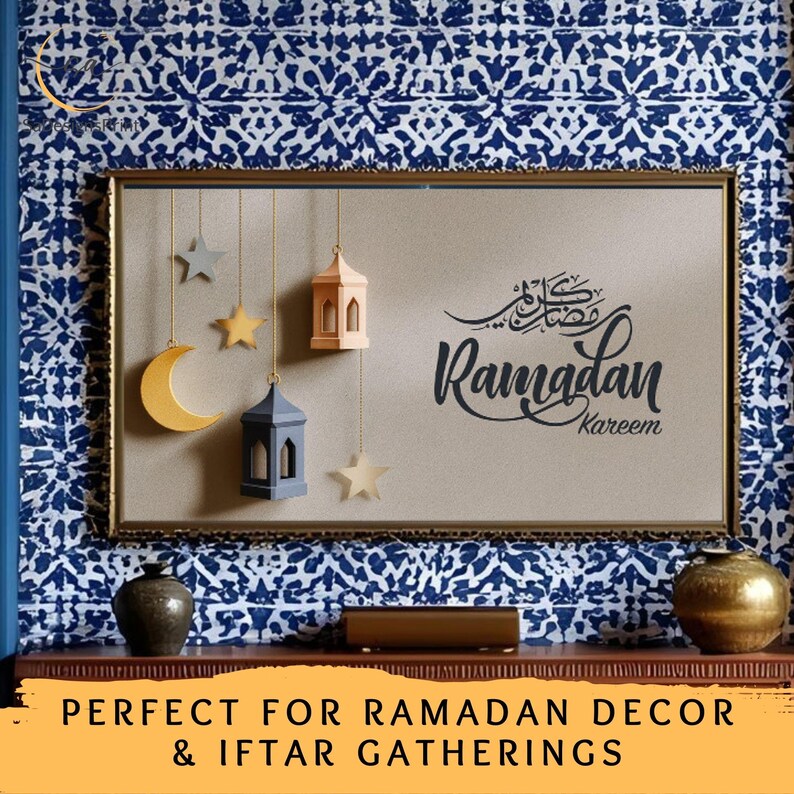 Pu&ograve; includere: Decorazione del Ramadan incorniciata con stelle, una luna crescente e lanterne sospese. L'opera d'arte include le parole "Ramadan Kareem" in elegante calligrafia. Lo sfondo &egrave; di colore neutro e la cornice &egrave; dorata.