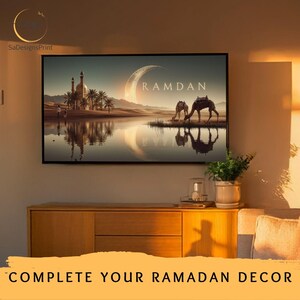 Pu&ograve; includere: Una stampa artistica incorniciata raffigurante un paesaggio desertico con una luna crescente e la parola "RAMDAN". L'immagine mostra una moschea, palme e cammelli vicino all'acqua. Il testo "COMPLETE YOUR RAMADAN DECOR" &egrave; in basso.
