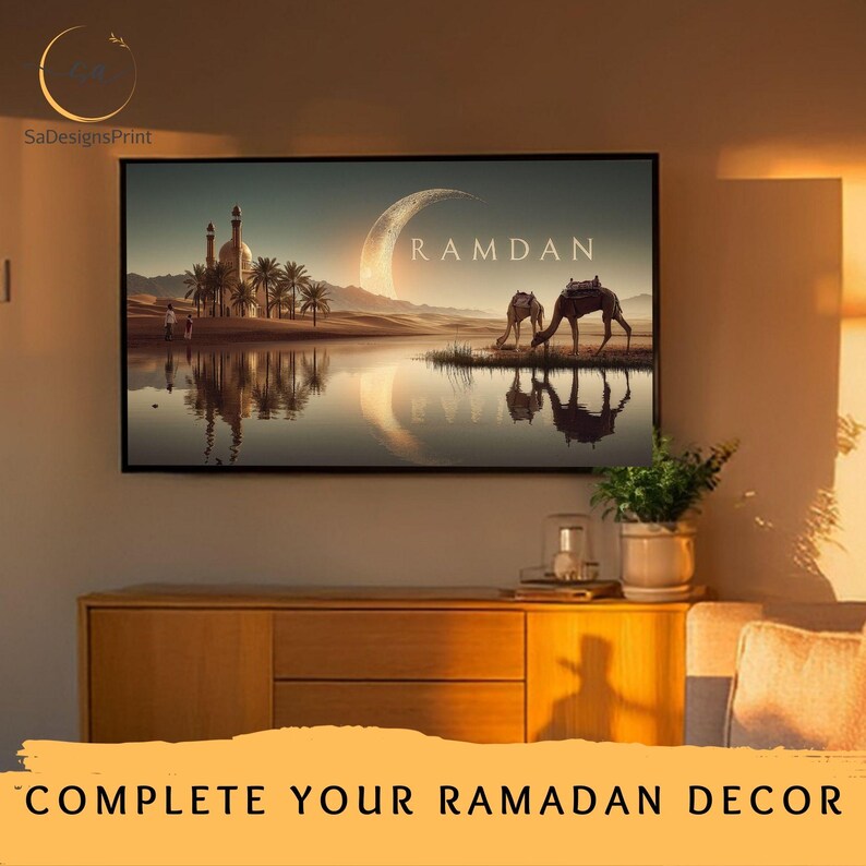 Pu&ograve; includere: Una stampa artistica incorniciata raffigurante un paesaggio desertico con una luna crescente e la parola "RAMDAN". L'immagine mostra una moschea, palme e cammelli vicino all'acqua. Il testo "COMPLETE YOUR RAMADAN DECOR" &egrave; in basso.