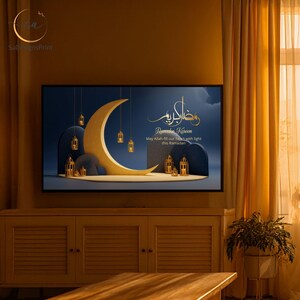 Pu&ograve; includere: Stampa incorniciata con una luna crescente dorata e lanterne su sfondo blu scuro. Il testo "Ramadan Kareem" &egrave; in oro, con testo aggiuntivo. La stampa &egrave; esposta su un mobile in legno, con una pianta.