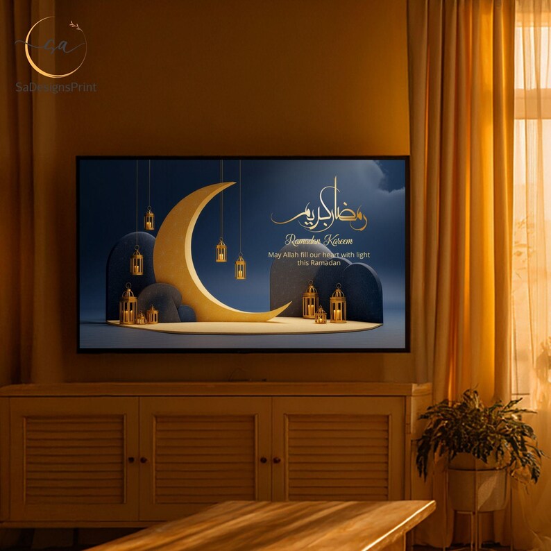 Pu&ograve; includere: Stampa incorniciata con una luna crescente dorata e lanterne su sfondo blu scuro. Il testo "Ramadan Kareem" &egrave; in oro, con testo aggiuntivo. La stampa &egrave; esposta su un mobile in legno, con una pianta.