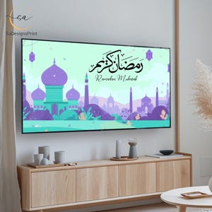 Pu&ograve; includere: Una grande stampa d'arte murale rettangolare con un design a moschea nei toni del viola, turchese e verde. L'opera d'arte include la calligrafia araba e le parole "Ramadan Mubarak". La stampa &egrave; esposta su un grande televisore con cornice nera.