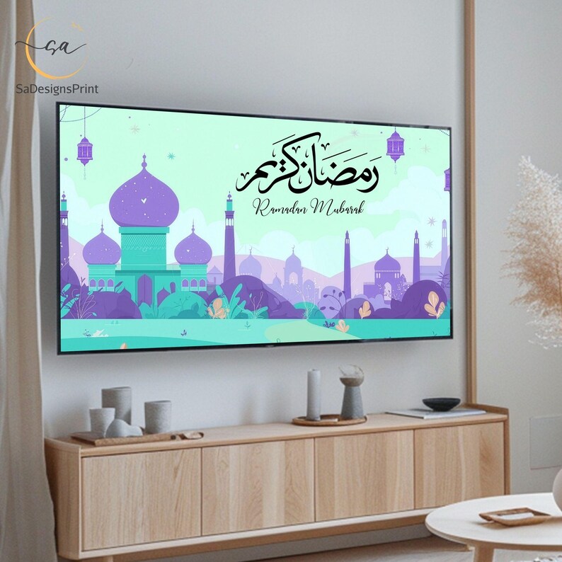 Pu&ograve; includere: Una grande stampa d'arte murale rettangolare con un design a moschea nei toni del viola, turchese e verde. L'opera d'arte include la calligrafia araba e le parole "Ramadan Mubarak". La stampa &egrave; esposta su un grande televisore con cornice nera.