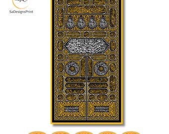 Puede incluir: Una ilustración digital de la Kaaba, un edificio en forma de cubo en La Meca, Arabia Saudita. La Kaaba está cubierta de tela negra y tiene una puerta dorada. La ilustración está rodeada por un borde negro.