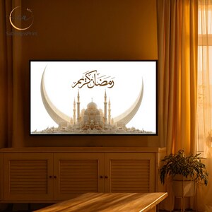 Pu&ograve; includere: Una stampa incorniciata con un disegno di moschea, una luna crescente e calligrafia araba. L'opera d'arte &egrave; ambientata su uno sfondo bianco. La stampa &egrave; esposta su un mobile in legno in una stanza con tende gialle.