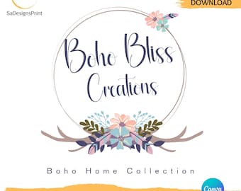 Puede incluir: Plantilla de logotipo editable para Canva con una corona floral con cuernos de ciervo y el texto "Boho Bliss Creations" en fuente azul marino. El texto "Boho Home Collection" está debajo de la corona. El logotipo está sobre un fondo blanco.