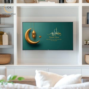 Pu&ograve; includere: Un televisore a schermo piatto mostra una luna crescente dorata, una lanterna e una stella su uno sfondo verde acqua. Le parole "Ramadan Kareem" sono scritte in oro, con testo aggiuntivo sottostante. La TV &egrave; montata in un mobile bianco.