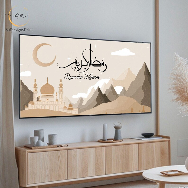 Pu&ograve; includere: Stampa artistica incorniciata con sfondo beige, raffigurante una moschea, montagne e una luna crescente. Il testo "Ramadan Kareem" &egrave; scritto in arabo e inglese.