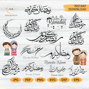 Op de afbeelding: Een verzameling zwarte kalligrafie-ontwerpen met de Arabische woorden "Ramadan Kareem" en "Ramadan Mubarak". De afbeelding bevat illustraties van een halve maan, lantaarns en twee cartoonfiguren. De tekst "Direct downloaden" is ook zichtbaar.