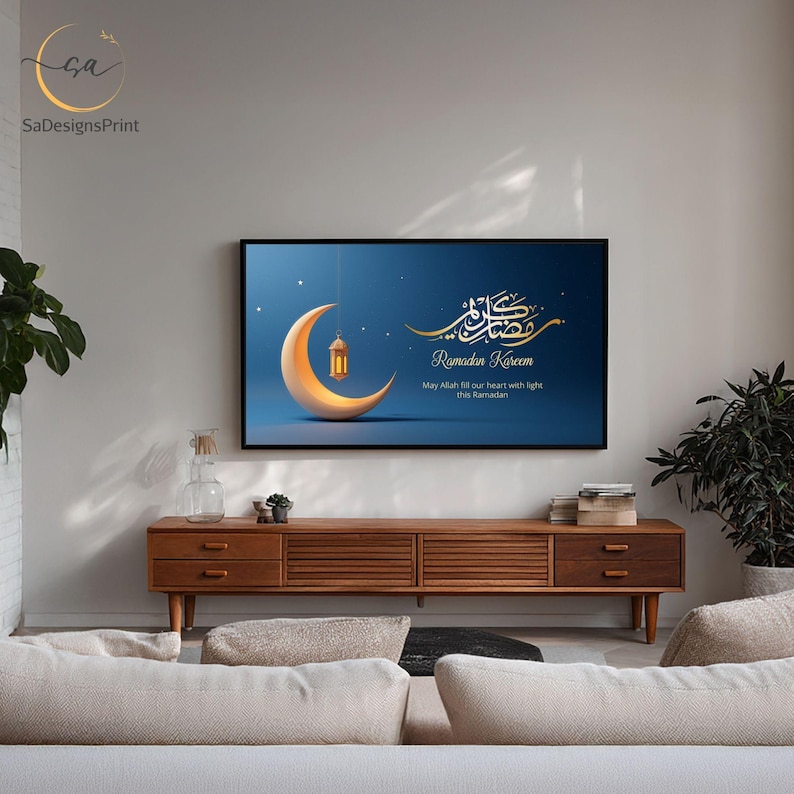 Pu&ograve; includere: Stampa artistica digitale incorniciata con una luna crescente e una lanterna su sfondo blu. L'opera d'arte include la calligrafia araba e le parole "Ramadan Kareem". La stampa &egrave; esposta sopra un mobile in legno.
