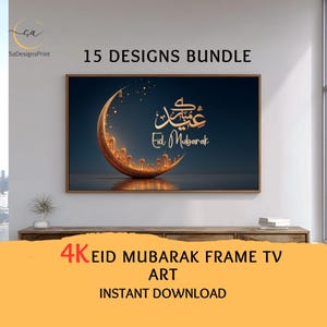 Peut inclure: Impression d'art numérique encadrée avec un croissant de lune doré et une silhouette de ville, avec l'inscription dorée « Eid Mubarak ». L'œuvre est affichée sur un mur au-dessus d'un meuble en bois. Le texte « 15 Designs Bundle » et « 4K Eid Mubarak Frame TV Art Instant Download » est également présent.