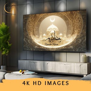 Pu&ograve; includere: Una grande opera d'arte incorniciata con una moschea con una luna crescente, dettagli ornati e le parole "Ramadan Kareem". L'opera d'arte &egrave; esposta sopra un mobile moderno di colore chiaro. Il testo "4K HD IMAGES" &egrave; in basso.