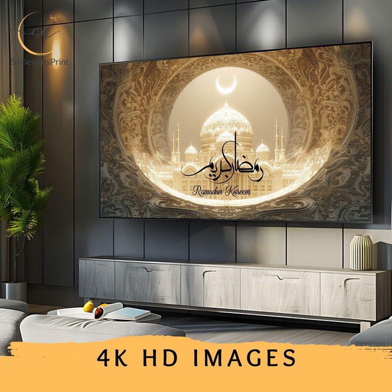 Pu&ograve; includere: Una grande opera d'arte incorniciata con una moschea con una luna crescente, dettagli ornati e le parole "Ramadan Kareem". L'opera d'arte &egrave; esposta sopra un mobile moderno di colore chiaro. Il testo "4K HD IMAGES" &egrave; in basso.