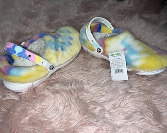 Crocs Classic Clog Fur Sure wsuwane klapki na pasek i pasek z logo Rzadkie US M11