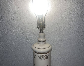 1970-tals vintage Hollywood Regency vita satinglasbordslampor i bladguld