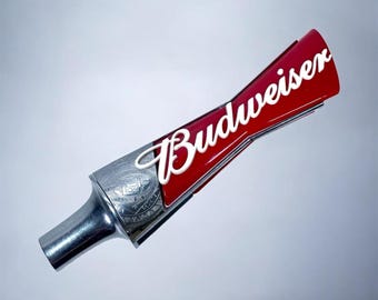 Maniglia per spillatore di birra Budweiser - Iconica "Grand Bowtie" rossa e cromata (33 cm)